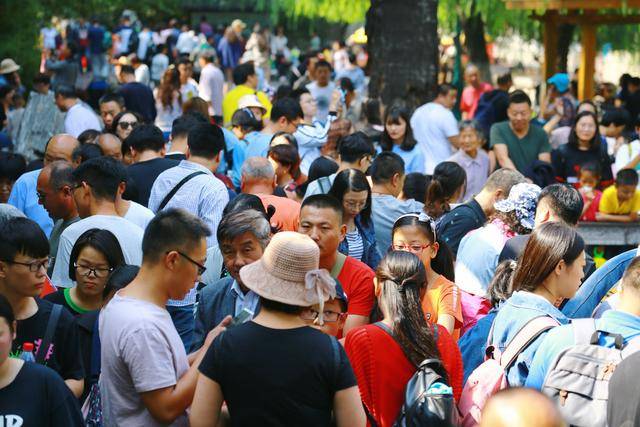 赏名泉 品泉水 济南黑虎泉景区人满为患