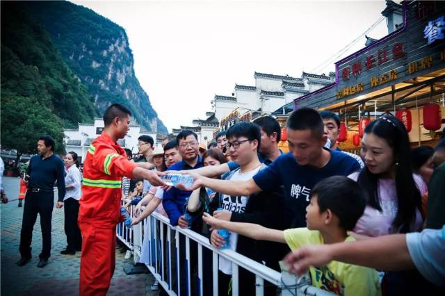 一首歌,一句问候,我们盛装相迎,欢迎各位"回家"的游客,为你们接风洗尘