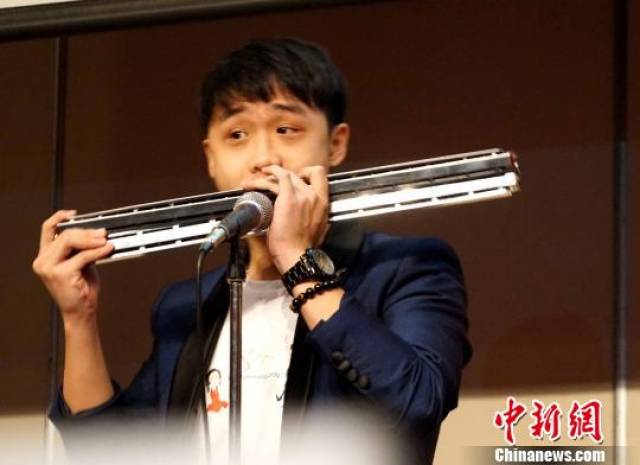 张雅诰少年时代即以口琴演奏出名,曾以中国名曲《凤阳花鼓》为