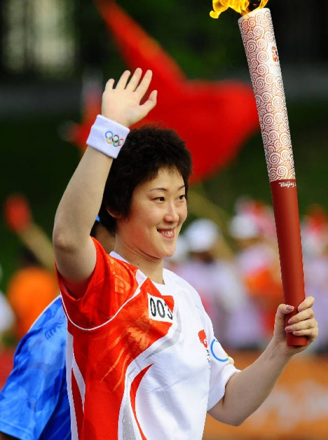 女排"花之秀"宋妮娜,退役后家庭幸福,常参加公益活动