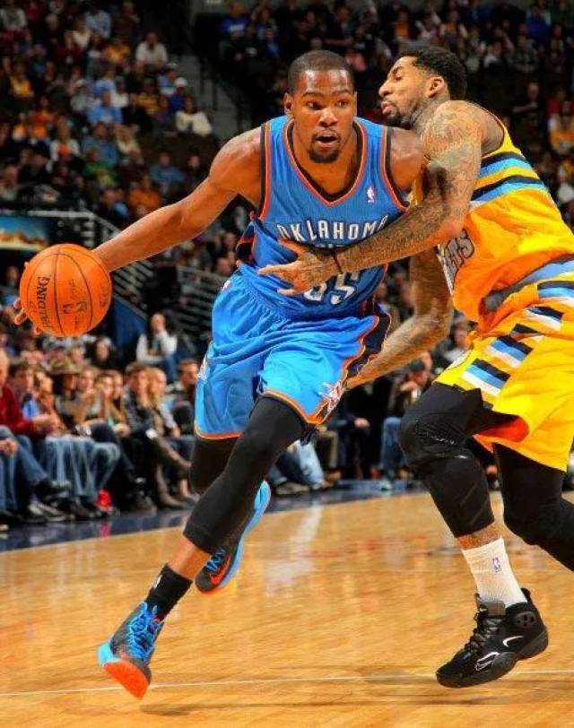 首先持球推进行进间一个 单手体前变向