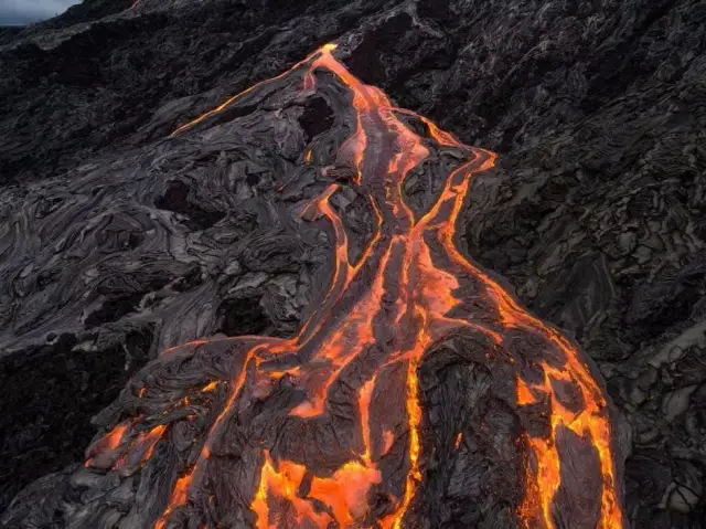 火山側面的岩漿流,無人機拍攝