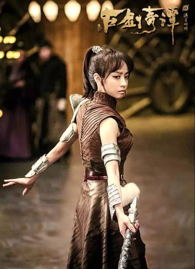 闻人羽(宋茜饰)手持银色长枪,身形修长矫健,马尾高高束起.