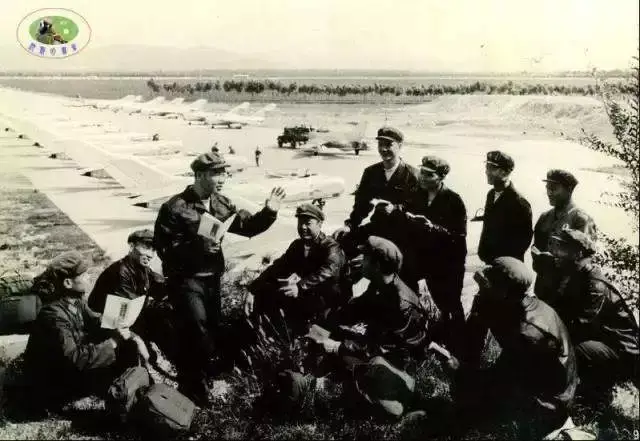 70年代,中国的海军士兵正在进行海上作战训练.