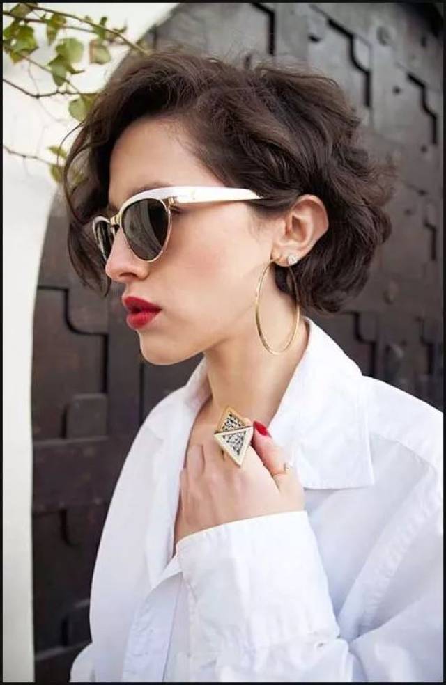 尤其是金属色,华丽装饰的耳环,  在短发的简练中更突出,  修饰脸型