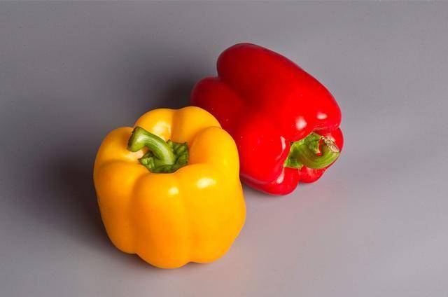 好了,下面学以致用,举个例子.看看这张辣椒的图的颜色是什么?