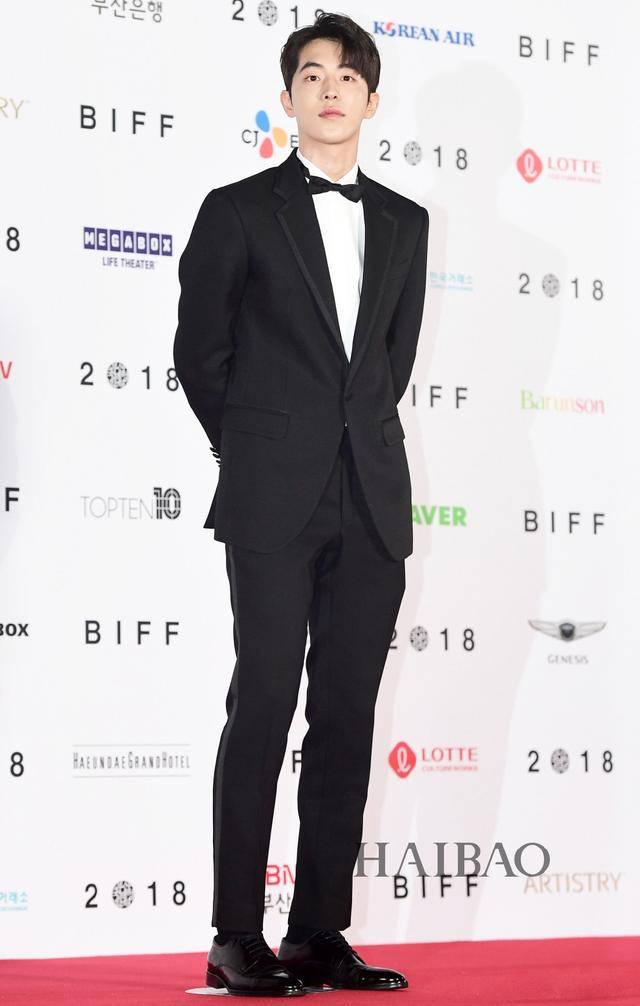 南柱赫现身2018第23届韩国釜山国际电影节开幕式红毯