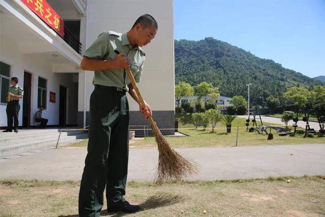 新兵翟宸浩正在打扫卫生. 2新兵 周玉成的家书