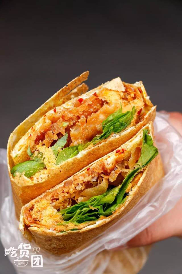 又脆又香的煎饼果子,每一口都让人心满意足.