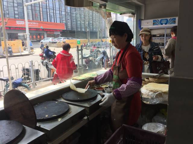 摊菜煎饼可是阿姨的绝技,配料也是秘方