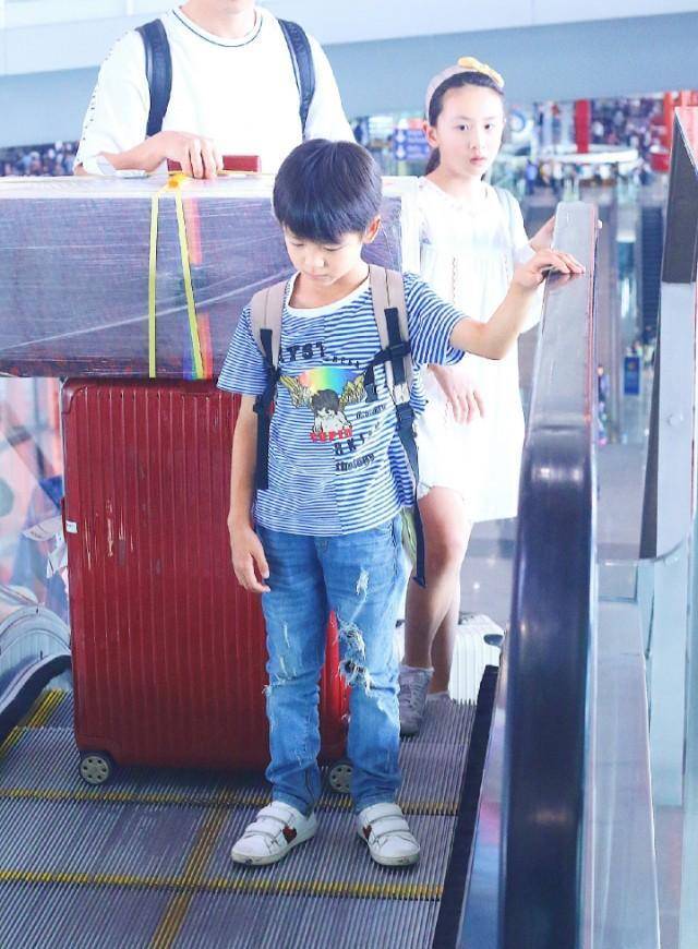 别看森碟才12岁,穿白裙秀长腿堪比田亮,小亮仔穿破洞裤更显潮范