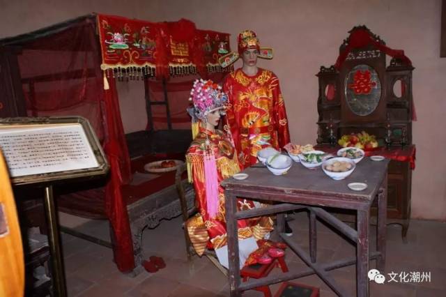 游客:"出花园"很隆重,我们对成人礼没这么隆重,主要就是拜拜祖,潮州对