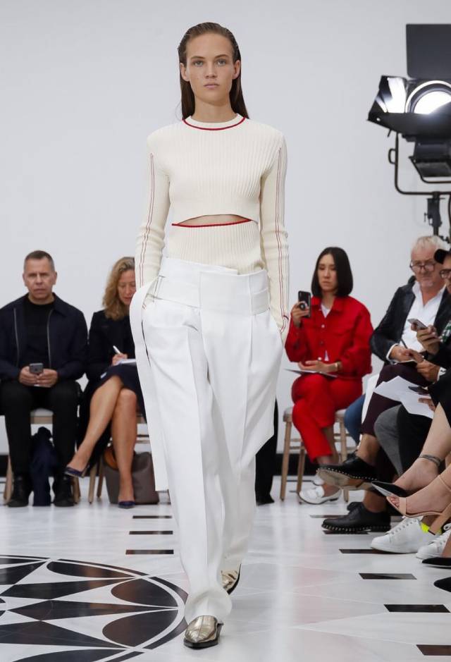 太精致!贵族超模stella tennant开秀,中国超模贺聪走秀