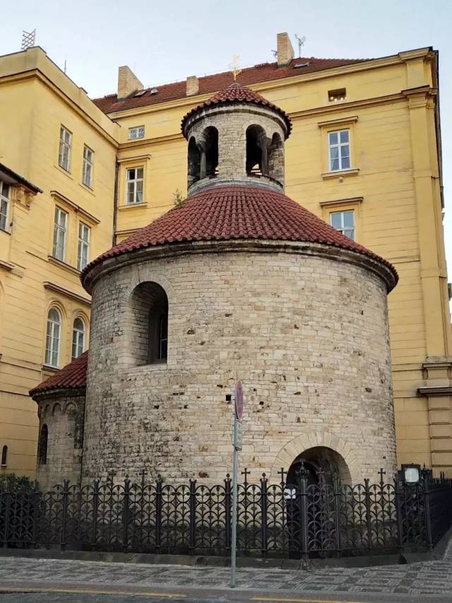 明天我要离开,熟悉的地方和你