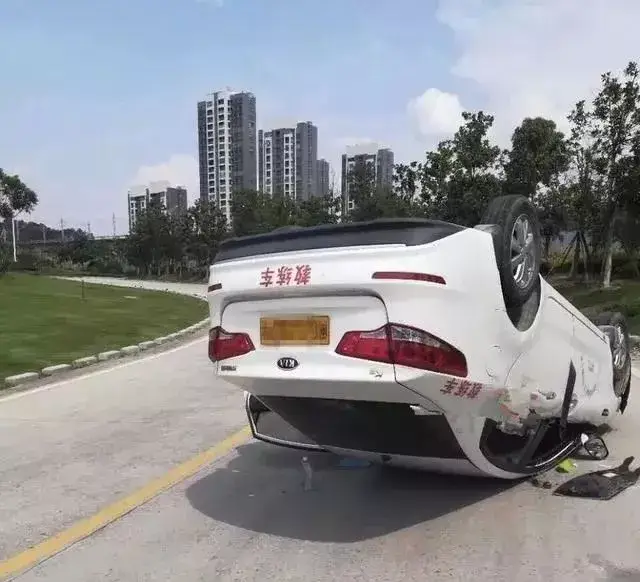 科三考试闯红灯致一车人被撞飞,女学员:这锅我不背