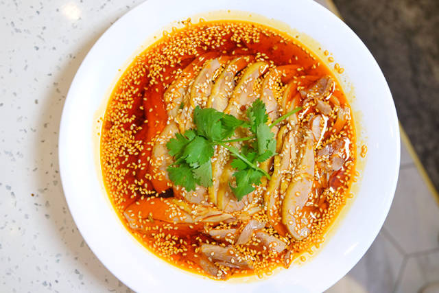 一片鸡肉入嘴,那薄嫩的口感随之迸发,加上红油的香味,辣味开始在嘴中