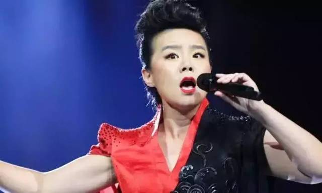 第七首《我不能悲伤地坐在你身旁》演唱者左小诅咒,不得不说这个名字