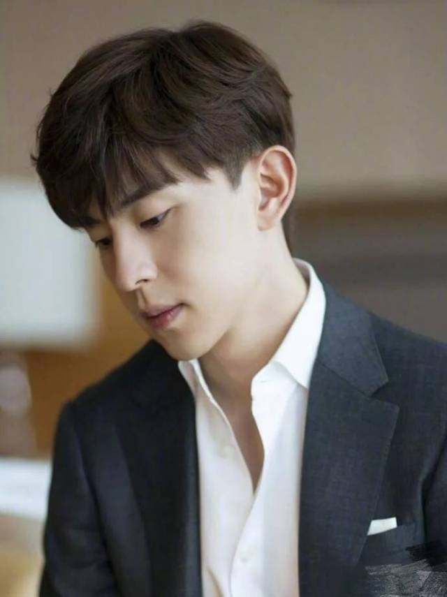 板寸头太突出,早年校服照流出,邓伦的颜值还能打吗?