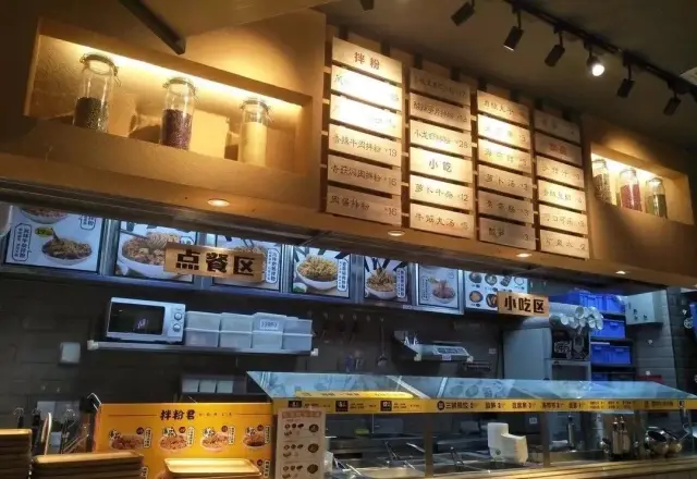 现点现取,出餐速度可以控制在60秒左右,非高峰期的顾客买单时已经可以