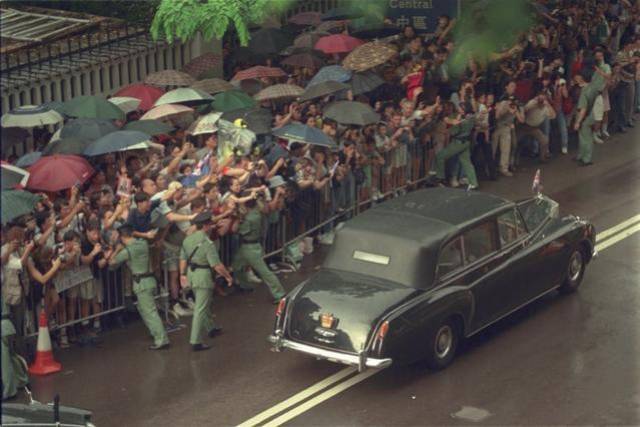 香港回归老照片:市民挥旗欢迎解放军进驻,港督一家告别仪式