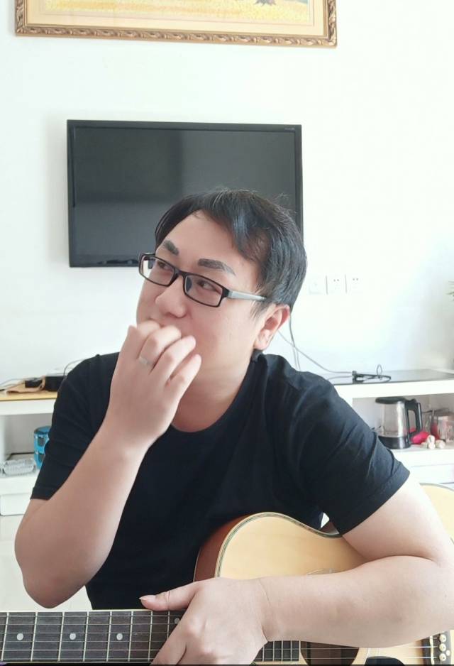 10月国庆长假,著名原创音乐人,歌手刘晓龙返乡江西,从照片上看出,晓龙