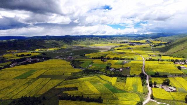 造就了四川的绝世之美 地势西高东低,山川遍布 东有成都平原一马平川