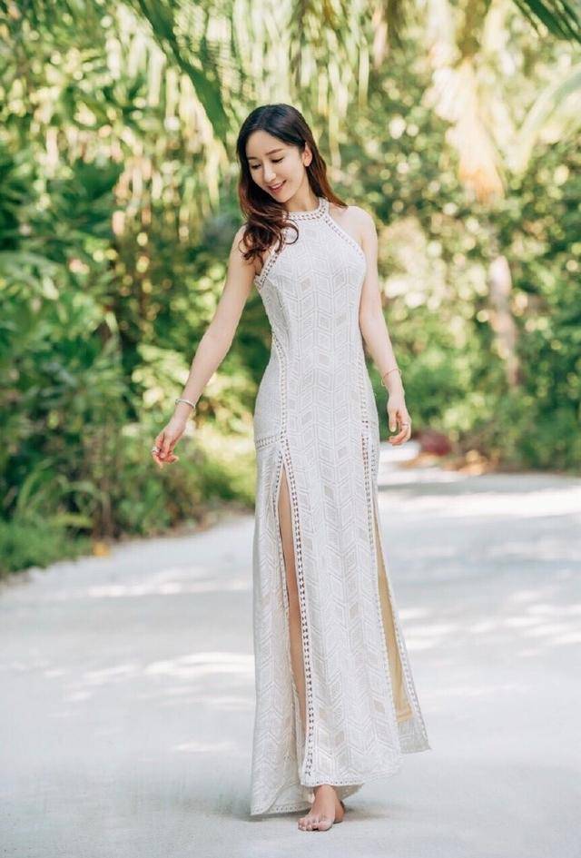 娄艺潇那让人心动迷人的小脚丫