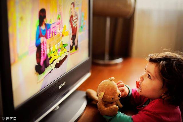 也因此,英国专家建议政府制定法律禁止家长让年龄低于3岁的儿童看电视