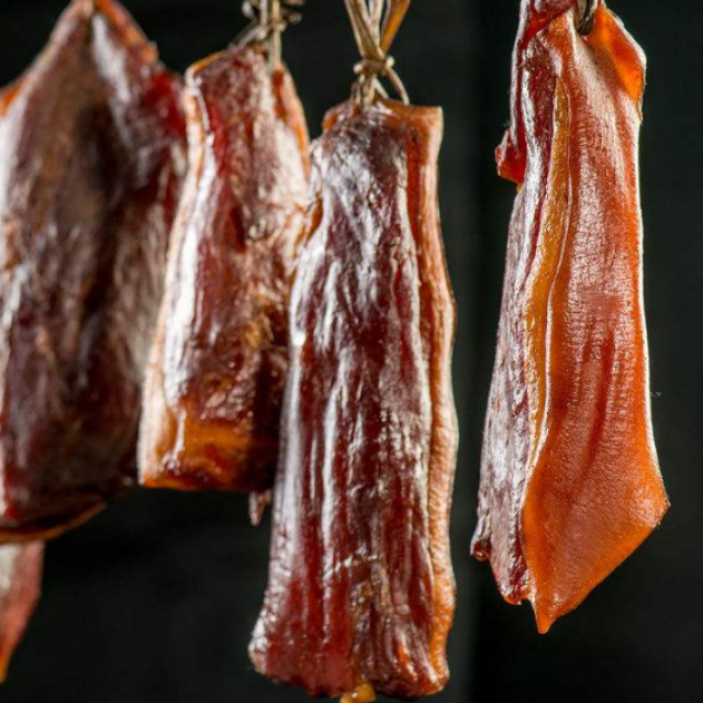 腊肉店老板为防腌肉生虫,将"敌敌畏"喷在腌肉上,现在知道不晚