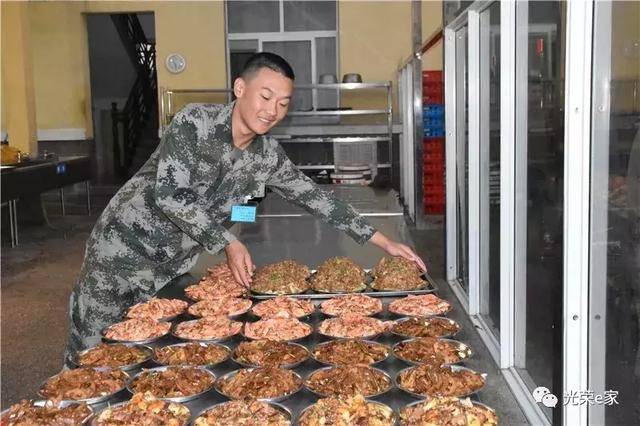 看他们在部队的首个国庆节过得咋样?