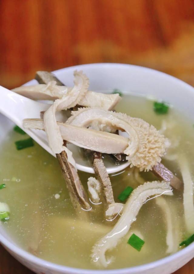 一碗牛杂汤,二两白菜猪肉水饺,上次吃还是在很多年前的大娘水饺.