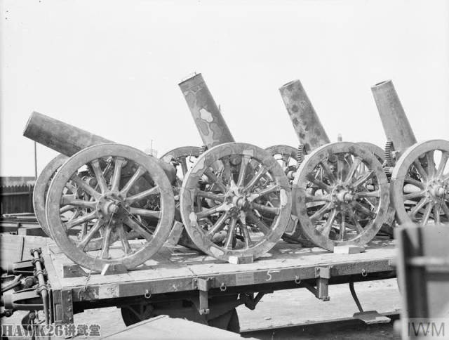 1919年英军监督德国工人拆毁火炮弹药 战争阴云挥之不去