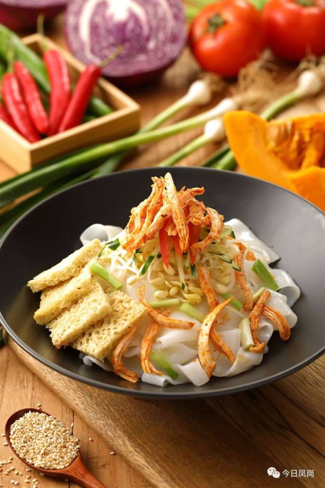 【盐水鸡丝凉皮】 一身好手艺,在这手工饺子里