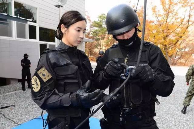 李妍和还参与了反恐作战训练,手持k1a步枪的她认真起来的样子丝毫不输