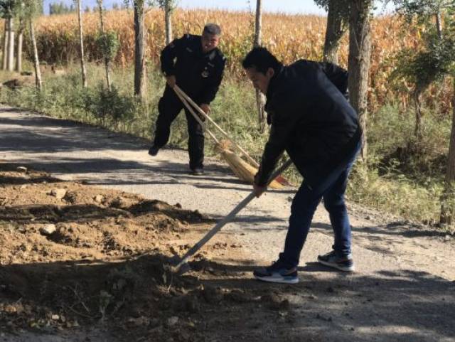 访惠聚丨填坑垫土修公路,他们是村民安全出行的守护者