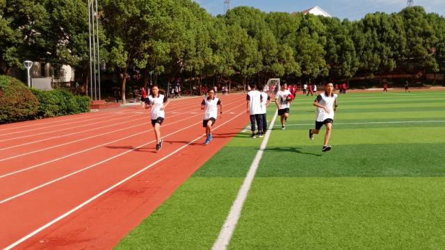 跑道上的坚持,跑道外的支持——株洲新凤凰高级中学运动会女子1500米