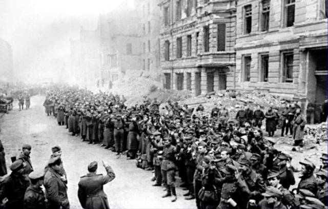 照片拍摄于1945年柏林战役结束之后,投降的德军士兵被聚集在了街抵