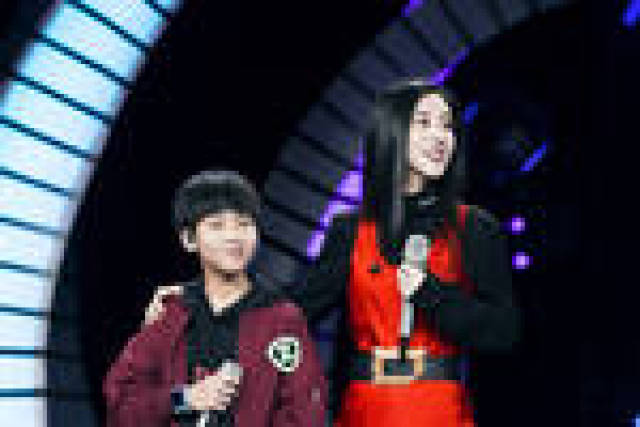 张碧晨综艺节目与孩子合唱《落叶归根》 完美和音震撼全场