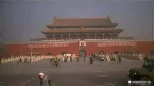 70年代的中国老照片 天安门前可以摆摊 总统夫人参观猪圈_搜狐网