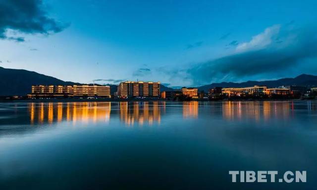 拉萨河畔的太阳岛.摄影:赵耀.