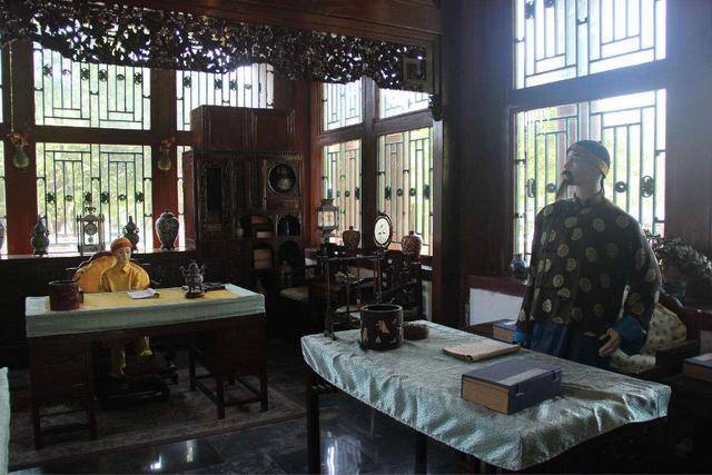 六岁起入上书房念书,由学识渊博的翰林,大学士任老师,学习四书五经