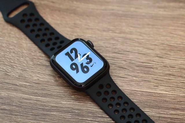 苹果推出耐克版Apple Watch Series 4，定制表盘、发光表_手机搜狐网