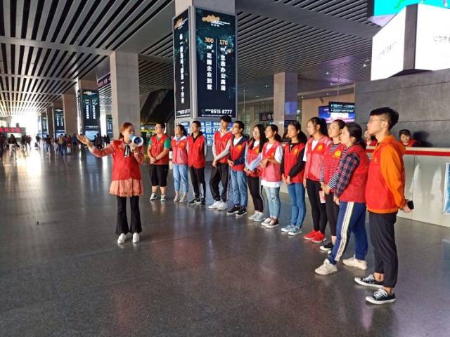 国庆高铁站志愿者---服务于心 温暖随行