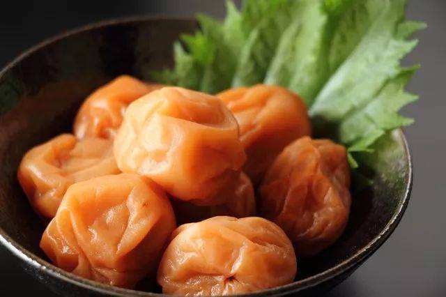 腌梅子可根据大小,酸度,盐分等条件,适当调节个人口味.