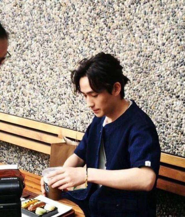 人镜头下的明星:赵丽颖漂亮迷人,朱一龙打扮随