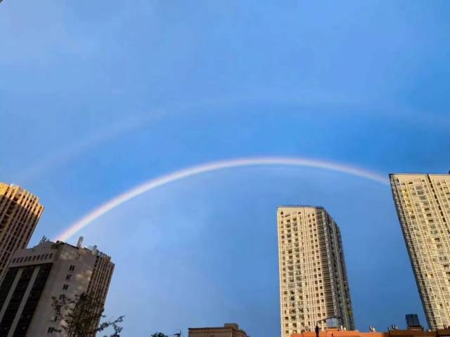 今天,昆明人忘却了大雨添堵下班晚高峰之苦,纷纷用彩虹刷屏