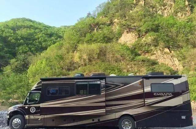 这辆车是美国产的embark 福莱纳qx390豪华房车.