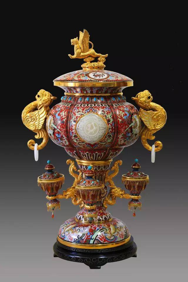 牛转乾坤 羊角杯 20世纪80年代首创了专利 "铂晶画工艺" , 其代表作品
