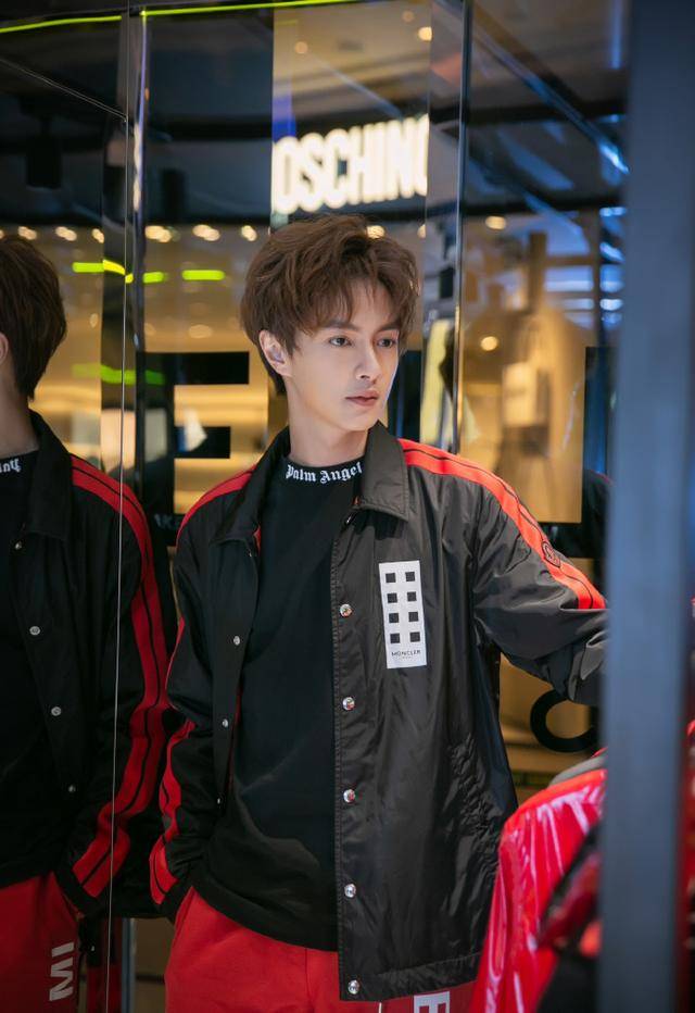 官鸿现身某活动,一身酷炫时尚的着装太帅了,让人立马就能嗨起来