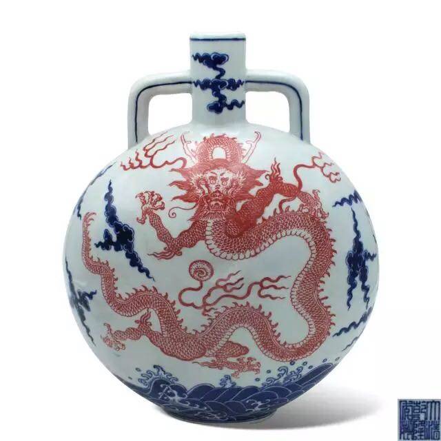 中国瓷器的时代宠儿--青花釉里红海水云龙纹抱月瓶_手机搜狐网